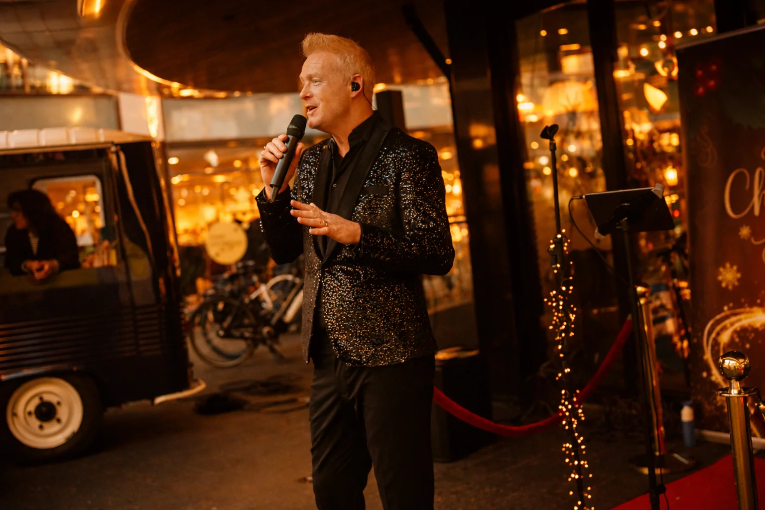 Kerstzanger met stijlvolle uitstraling tijdens kerst entertainment