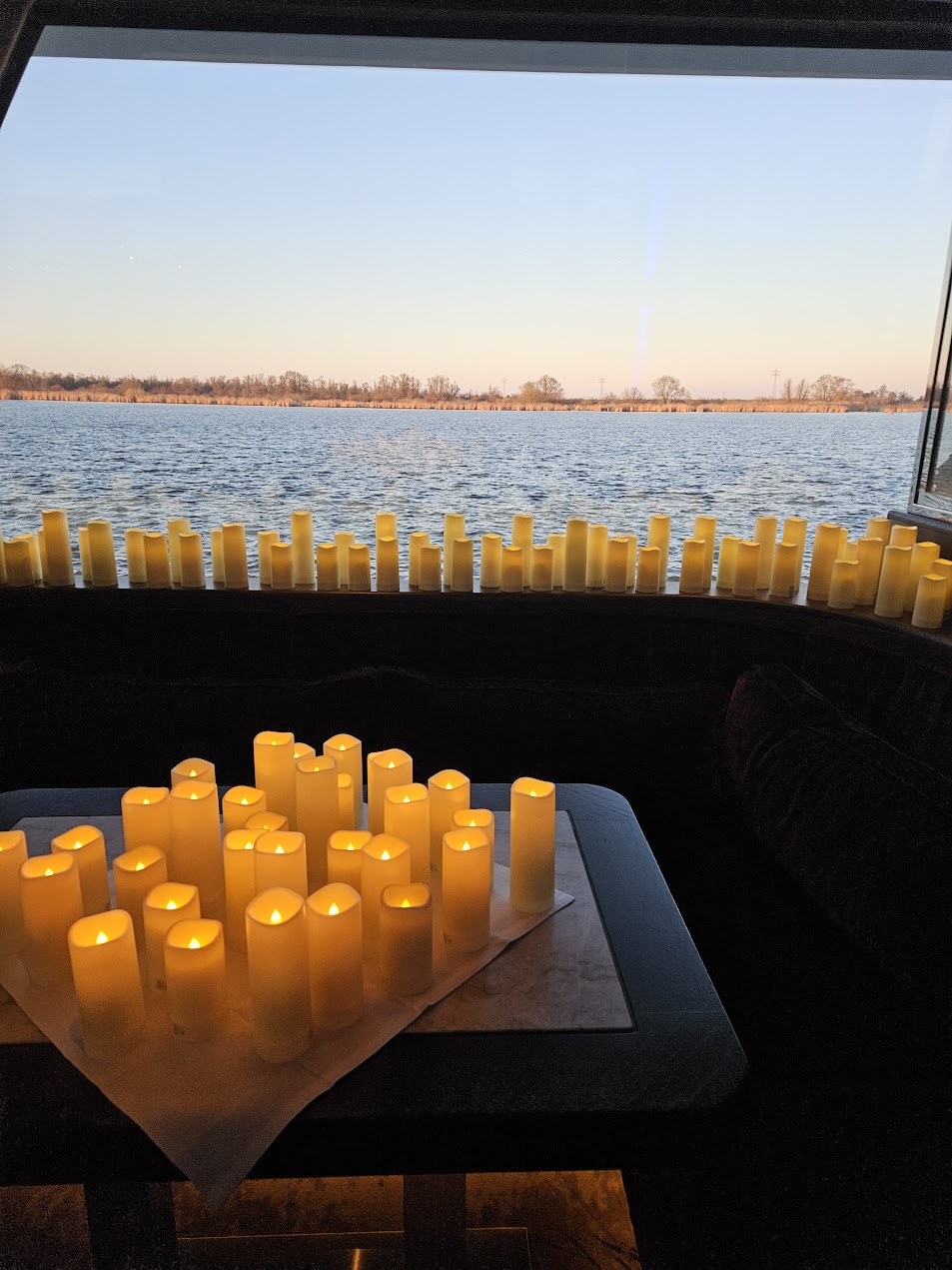 Kaarslicht en uitzicht over het water tijdens de Candlelight Dinner Cruise