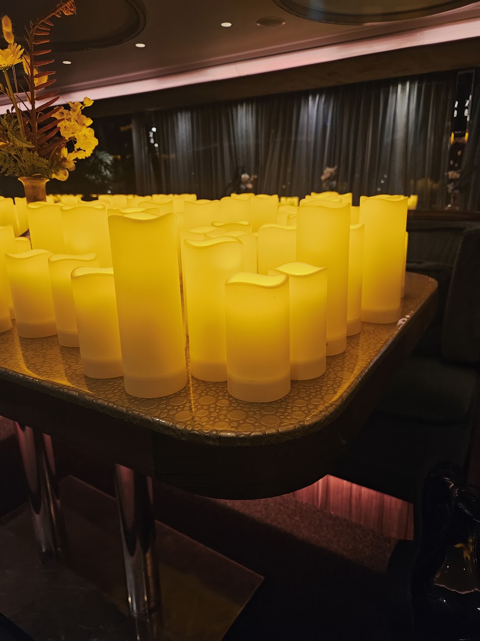Warme candlelight sfeer aan boord van de dinercruise