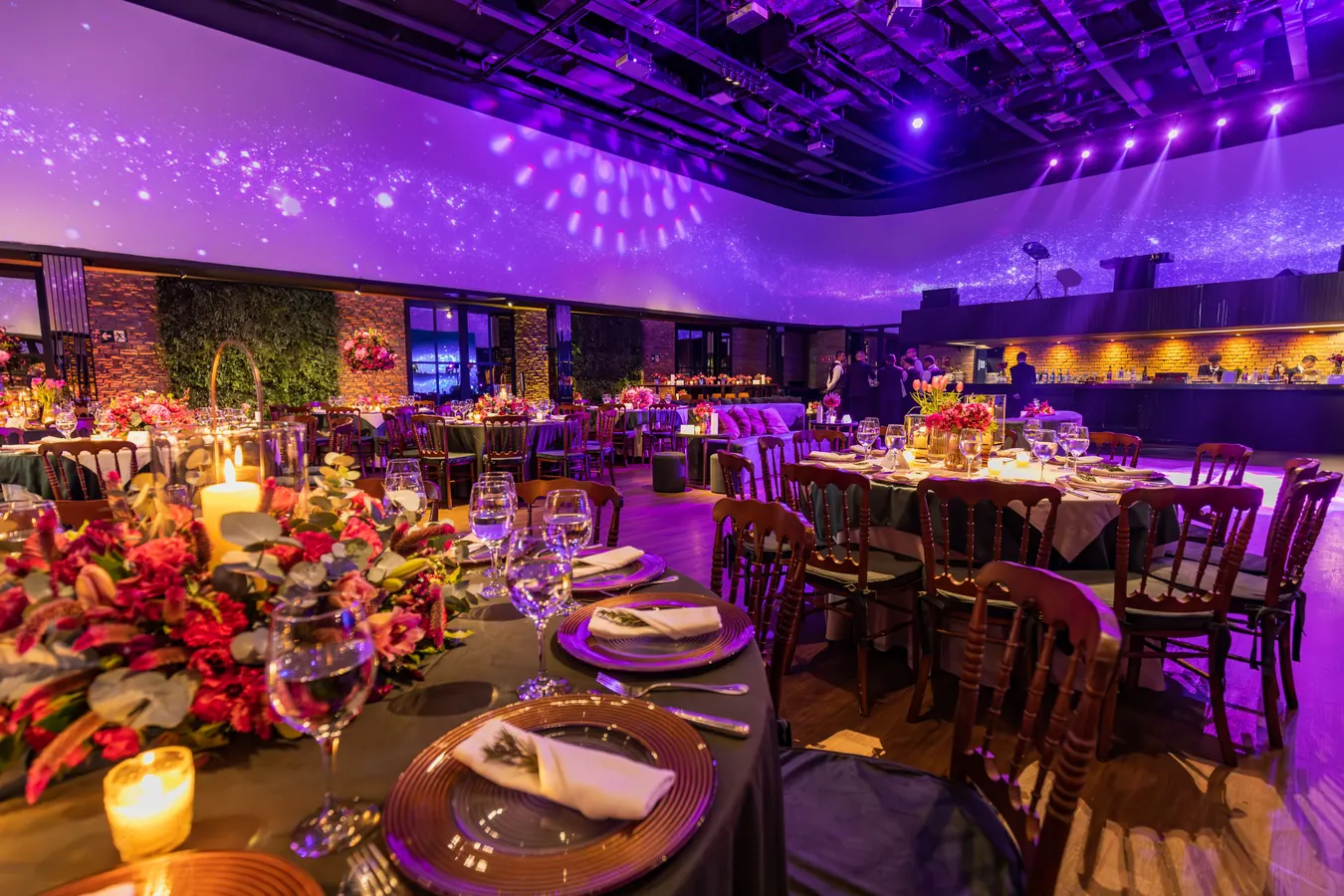 Stijlvolle setting voor bedrijfsfeest met diner en live entertainment