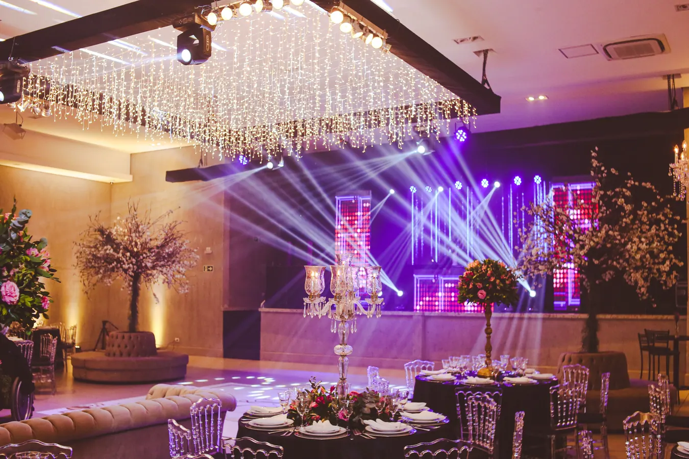 Bedrijfsfeest locatie met licht en podium