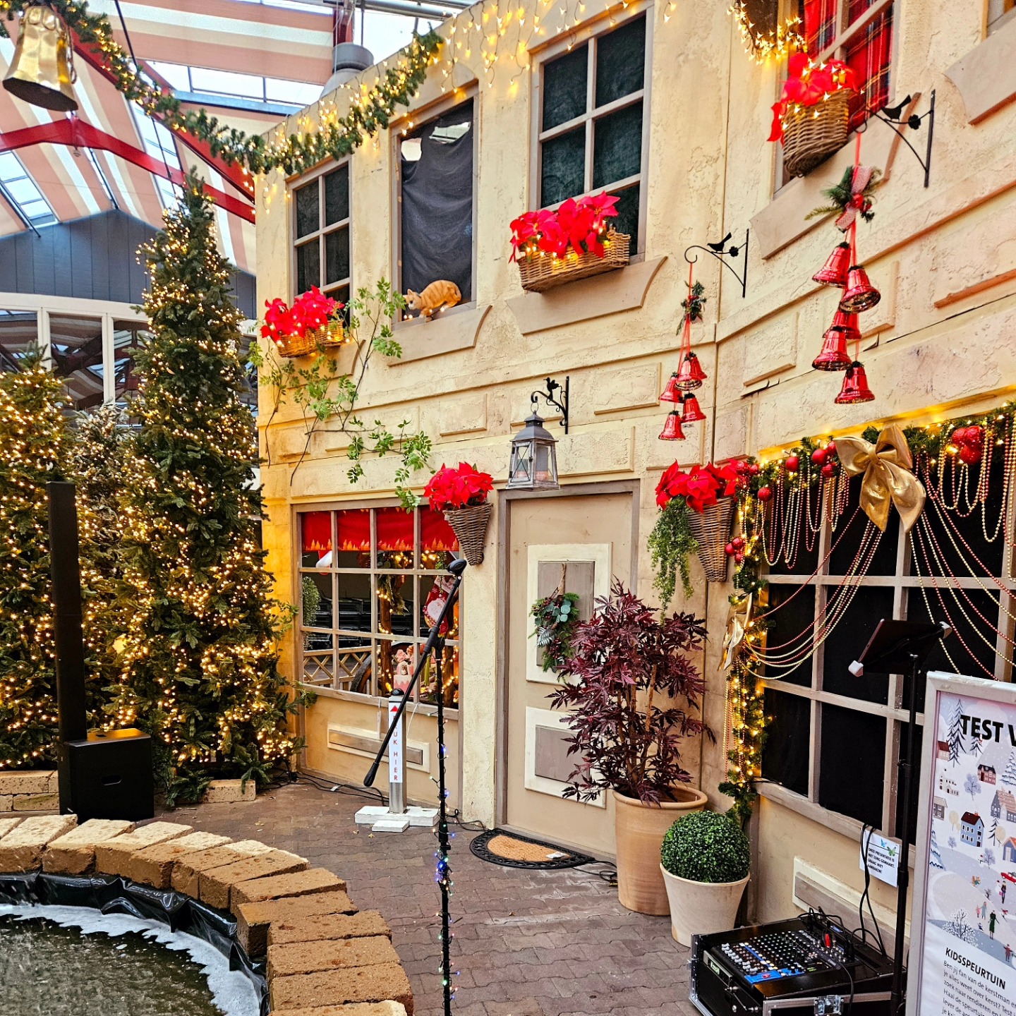 Microfoon en geluidsapparatuur opgesteld in een kerstdecor