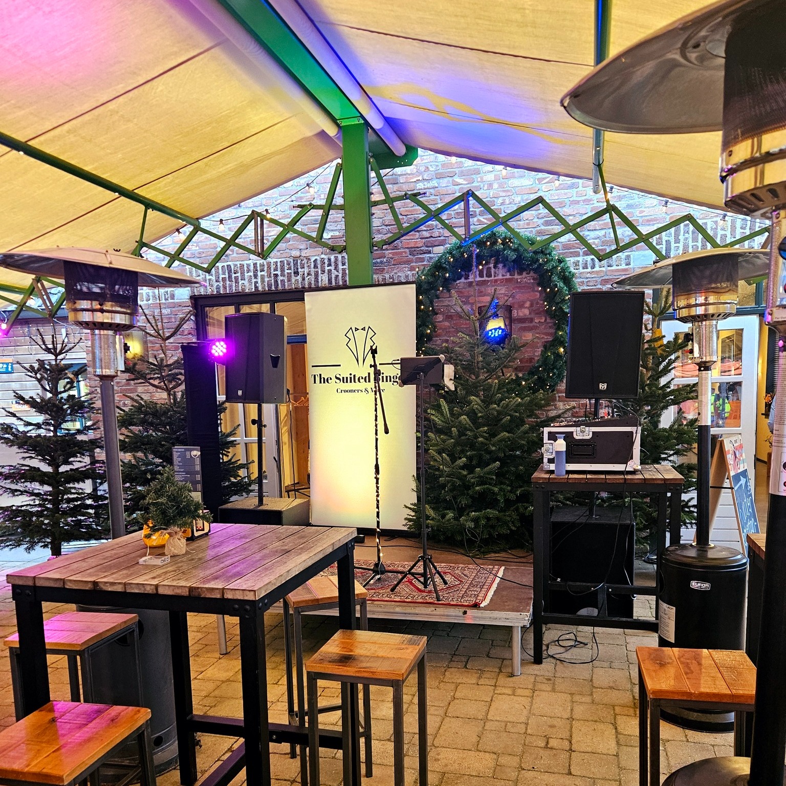 Overdekt terras met kerstbomen, terrasverwarming en de complete podiumopstelling